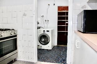 The Eclectic Convenience Of Perth: Near Airport! Vacation rental in Perth