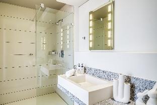Stylish Comfort at the Luxurious Tramonto Apartment in Cape Town