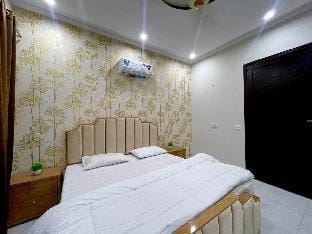 Luxury Private House Opposite DHA Phase 5 Vacation rental in Lahore