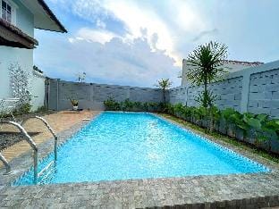 Comfort Villa Bandung Dago 4BR W private pool Villa in Bandung