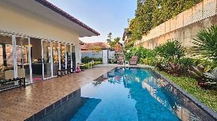 Villa Bandung dago W Private pool & Billiard 5BR Villa in Bandung