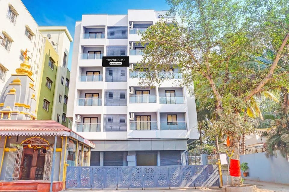 Super Townhouse Amanora Park Town Formerly Samrat Inn Hotel in Pune
