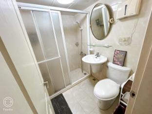 C寧夏夜市~明亮大窗/6門大衣櫃~方正通風 Apartment in Taipei City