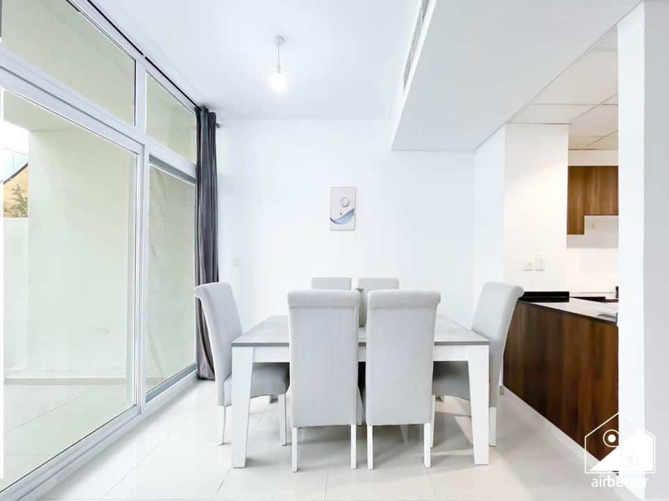 Luxury 3-Bedroom Duplex in Damac Hills & balcony Vacation rental in Dubai