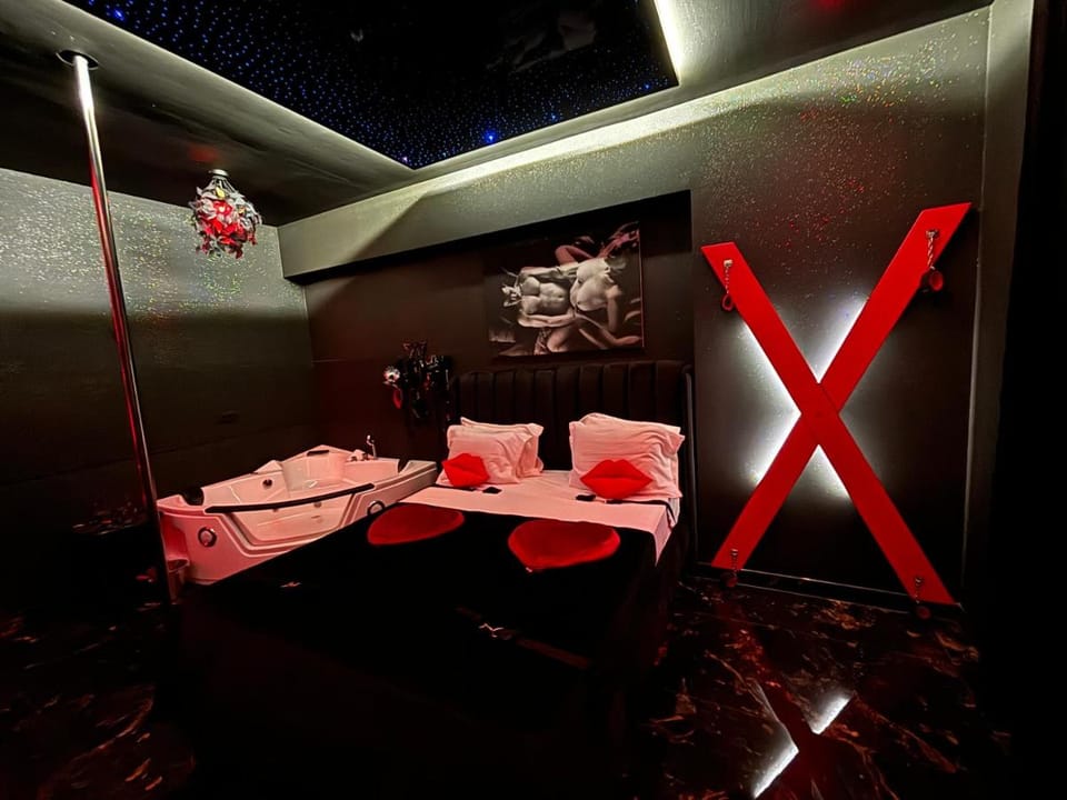 Romeo Nights - Private Rooms - Adults Only Love hotel in Bucharest