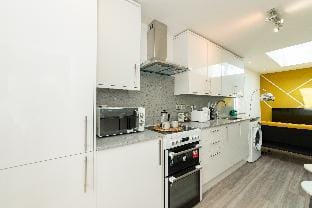 Free Parking 3 Beds Well Equipped Apartment  Apartment in Reading