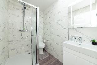 Free Parking 3 Beds Well Equipped Apartment  Apartment in Reading