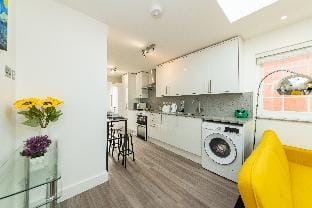 Free Parking 3 Beds Well Equipped Apartment  Apartment in Reading