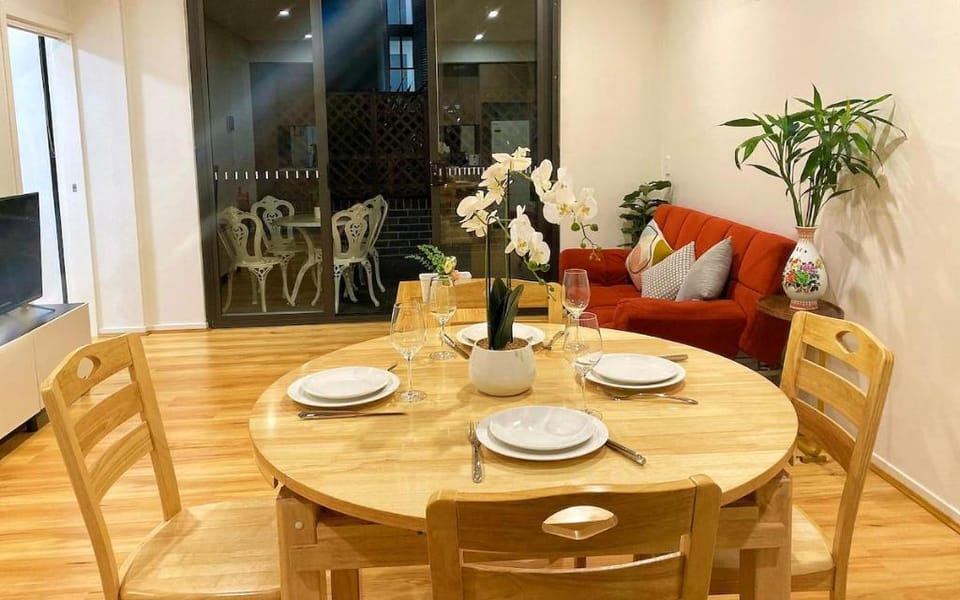Amy｜ Waterside 2BR in Olympic Park Apartment in Sydney