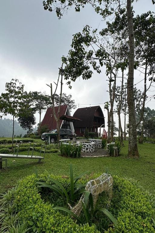 M Room Villa Hotel in Cisarua