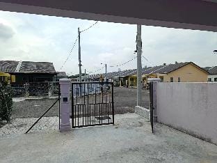 Y&Y。103, Taman Peraku serdang,32000 SITIAWAN.Perak Vacation rental in Perak