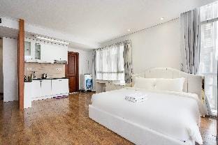 Lancaster Studio bath tub w sofa bed Apartment in Ho Chi Minh City