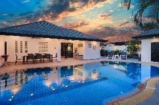 Villa Sabai minutes from the Beach/City Villa in Pattaya City