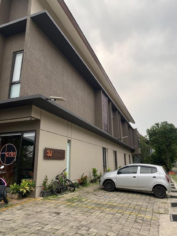 OYO 93998 Three J Living Hotel in West Java