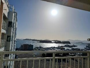 J1000 Yeosu Ubless 16-pyeong Deluxe Queen Bed Ocean View Room Apartment in South Korea