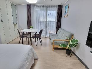 J1000 Yeosu Ubless 16-pyeong Deluxe Queen Bed Ocean View Room Apartment in South Korea