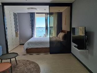 J911 Yeosu Ubless 16-pyeong Deluxe Queen Bed Ocean View Room Apartment in South Korea