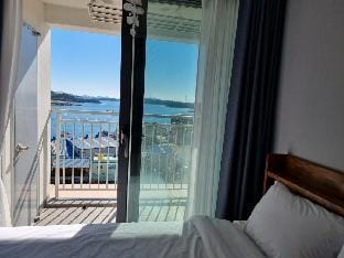 J911 Yeosu Ubless 16-pyeong Deluxe Queen Bed Ocean View Room Apartment in South Korea