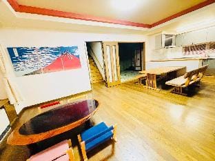 乘JR九分钟直达札幌站。免费停车2台。离高速入口近。开车3分钟有天然温泉。连住4天送人数份温泉一次。 Villa in Sapporo