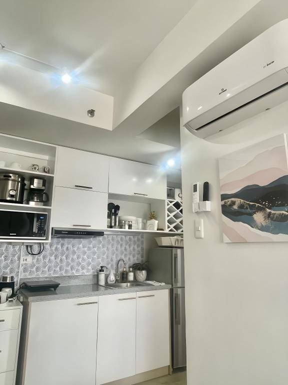 Lux 1BDM Exec Condo w Balcony, Mesavirre Bacolod Apartment in Bacolod