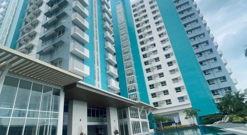 Lux 1BDM Exec Condo w Balcony, Mesavirre Bacolod Apartment in Bacolod
