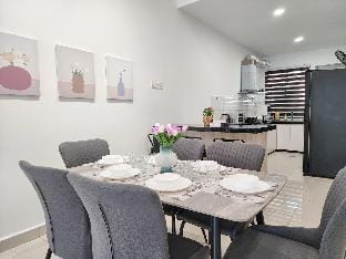Rawang Home near Aeon|15 Pax|WIFI|Game|Smart TV Vacation rental in Selangor, Malaysia