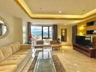 Elegant 1BR Skyview Condo at One Euphoria Vacation rental in Angeles