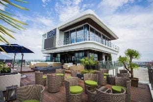 Elegant 1BR Skyview Condo at One Euphoria Vacation rental in Angeles