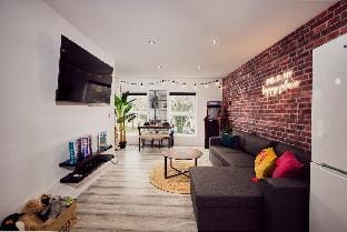 New Flat~FREE Parking~PS4~WORKSPACE Vacation rental in Luton