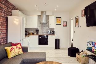 New Flat~FREE Parking~PS4~WORKSPACE Vacation rental in Luton