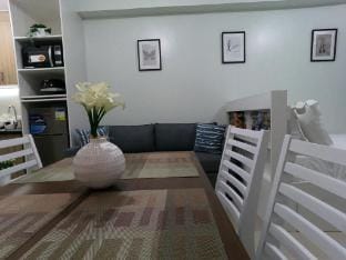 Humphreys Comforts | w/Pool | Near MOA & Airport Apartment in Pasay