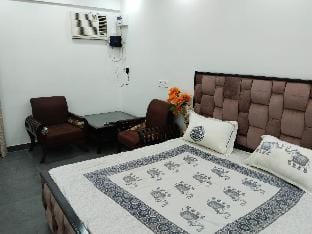 Pinnacle of Luxury Home Stays with  Lavish Bathtub Apartment in Delhi