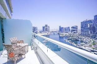 Wonderous studio in Canal Views Apartment in Dubai