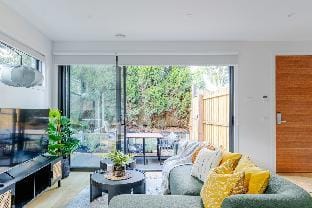 Stylish 4BR Family Townhouse with Private Courtyar Vacation rental in Melbourne