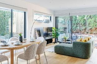 Stylish 4BR Family Townhouse with Private Courtyar Vacation rental in Melbourne