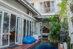Private-Pool Family Villa near Canggu Beach Villa in North Kuta