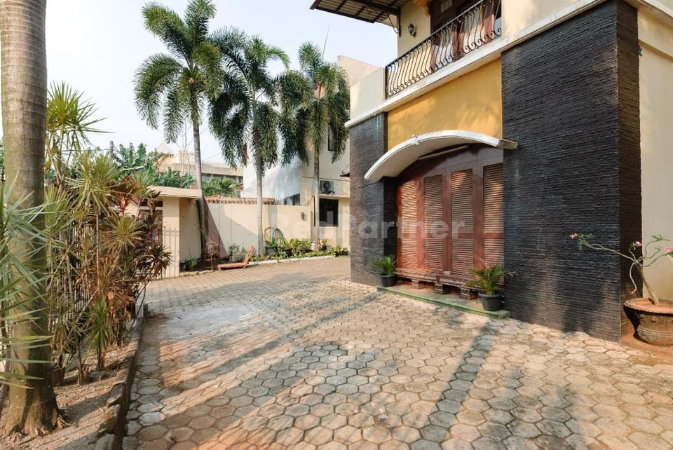 SR Residence near Mall Ciputra Cibubur Mitra RedDoorz Hotel in West Java
