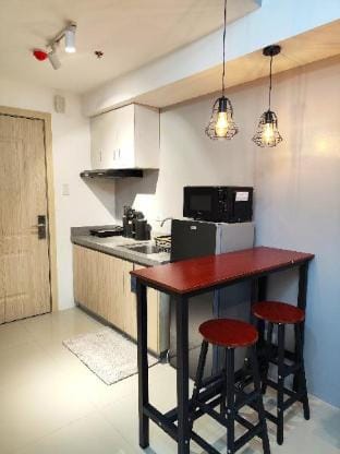 Modern Industrial 1-Bedroom Unit w/Balcony Vacation rental in Mandaluyong