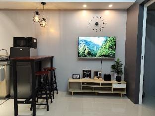 Modern Industrial 1-Bedroom Unit w/Balcony Vacation rental in Mandaluyong