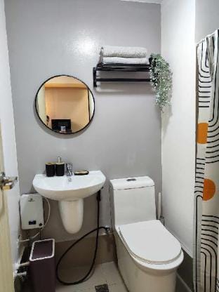 Modern Industrial 1-Bedroom Unit w/Balcony Vacation rental in Mandaluyong