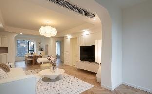 Hui_BNB 外滩豫园新天地 眺望浦江三件套 温馨奶油落地窗三房 地铁站200米 Apartment in Shanghai