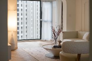 Hui_BNB 外滩豫园新天地 眺望浦江三件套 温馨奶油落地窗三房 地铁站200米 Apartment in Shanghai