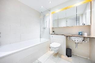 Crowne Views One Bed Apartment Vacation rental in London