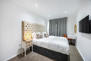 Crowne Views One Bed Apartment Vacation rental in London
