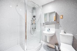 Amazing Dock View 2 Bed 2 Bath Apartment  Apartment in London