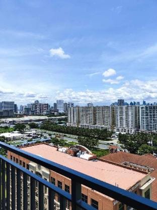 Dahlia Suite by YourNest @Shore2 (Wifi+Netflix) Vacation rental in Pasay