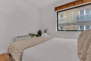 One Bed Mansion House Apartment in Queens Quay Apartment in London