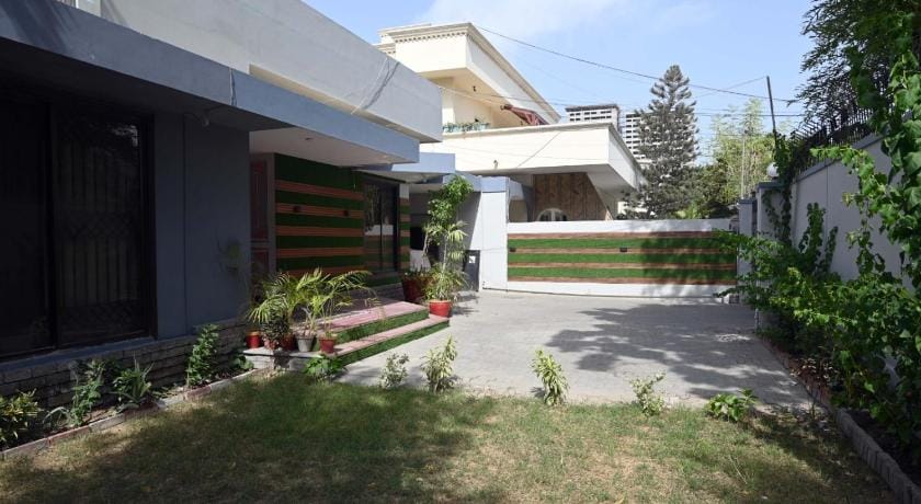 Clifton inn Guest HOUSE Bed and Breakfast in Karachi