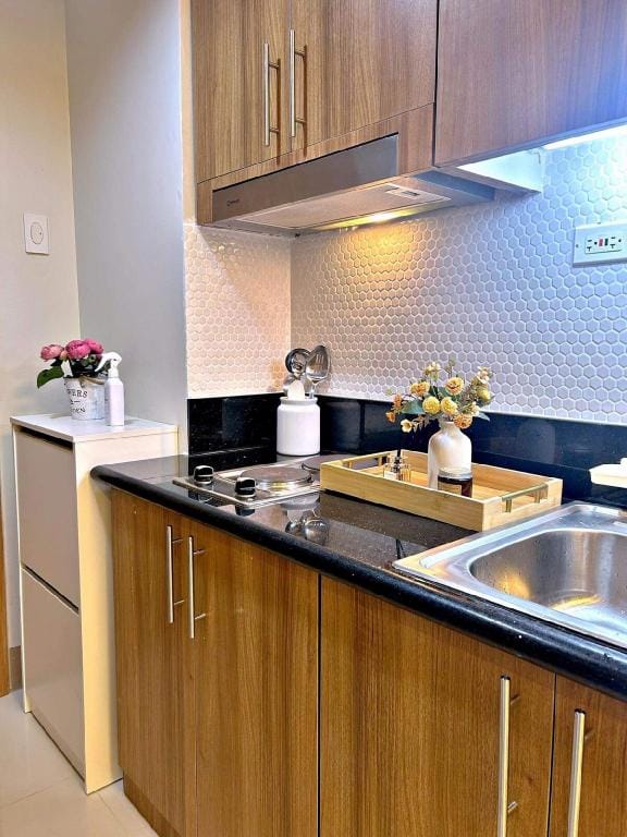 “The 3rd” Staycation near MOA, Airport, free WIFI Apartment in Manila City