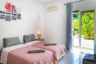 Atlantic Cave Haven-Seaside  Fully Equipped Apartment in Kolympia